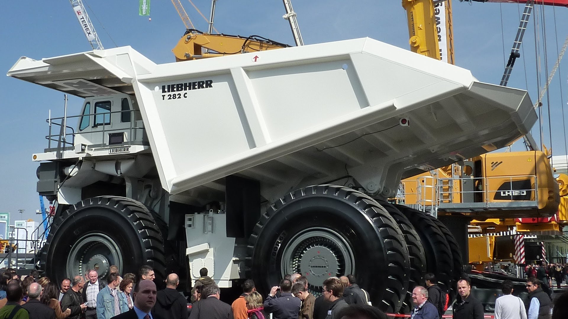 Самая большая d e. Liebherr t282c. Карьерный самосвал Liebherr t282b. Liebherr t284. Самосвал Либхер т 282.