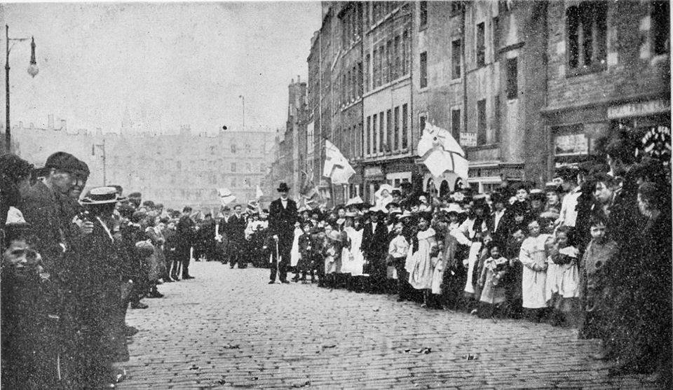 609450311_Grassmarket1904-GrassmarketMissionBairnsOutinglaterknowasTheBarriesafterAlexBarrieappointSuperin1916henceBarrieTrips.jpg.2e880ae23d1f42e76a092608e0b5c33c.jpg