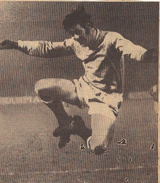 Aberdeen 3-2 (A) 27.11.1971 Cruickshank celebrates Ford's late winner.jpg