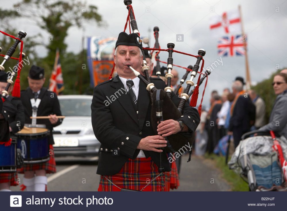 piper-in-pipe-band-marching-down-country-road-during-12th-july-orangefest-B22HJF.jpg