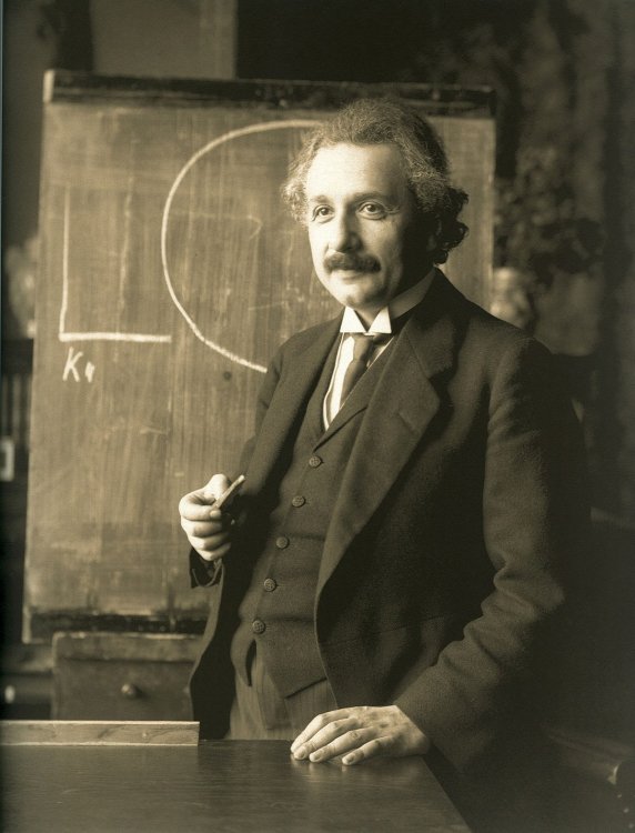 1200px-Einstein_1921_by_F_Schmutzer_-_restoration.jpg