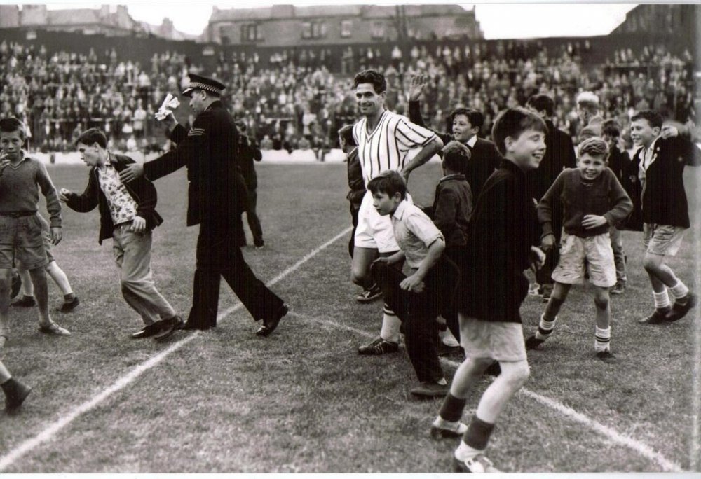 Gordon Smith fans on pitch 1960.jpg