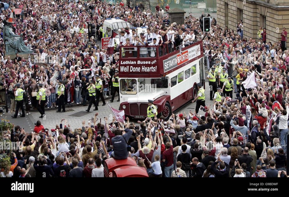 hearts-football-team-winners-of-the-tennents-scottish-cup-take-part-G9BDWF.jpg