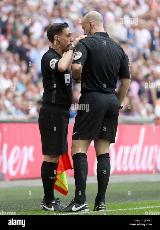 referee-anthony-taylor-and-the-linesman-discuss-the-first-goal-during-J89E82.jpg