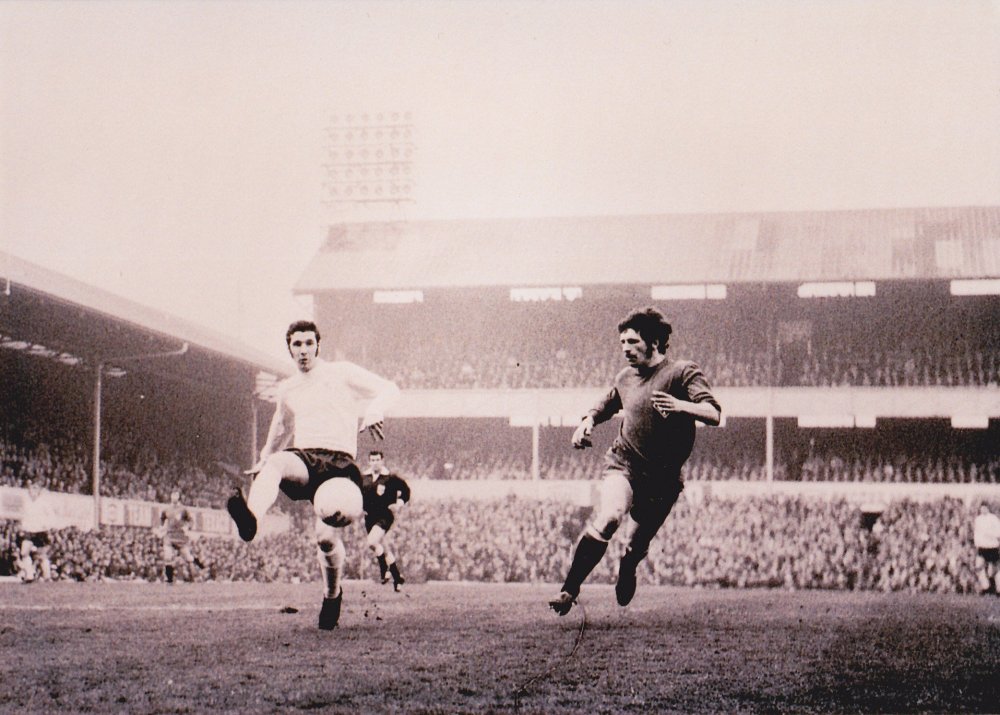 Derby County (A) TCF. Busby chases the ball down.jpg