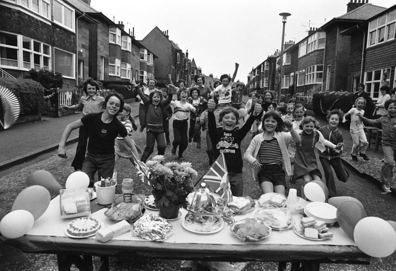 Glenlee-Gardens-street-party-1977.jpg.0785fd51d5087f3fca130fa04e24444b.jpg