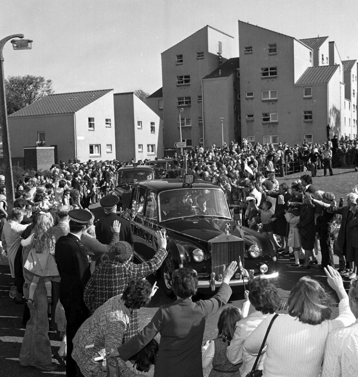 Queen-arrives-at-Jack-Kane-Centre.jpg