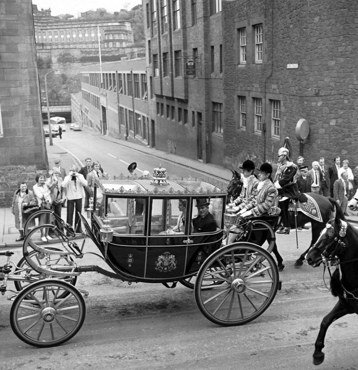 The-Queen-and-Prince-Philip-travel-up-the-Royal-Mile.jpg